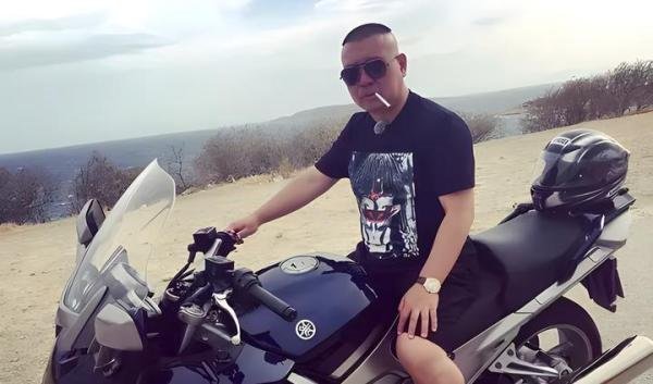 孔云龙把郭德纲把18万元摩托车偷偷开走，不料发生车祸，人仰马翻