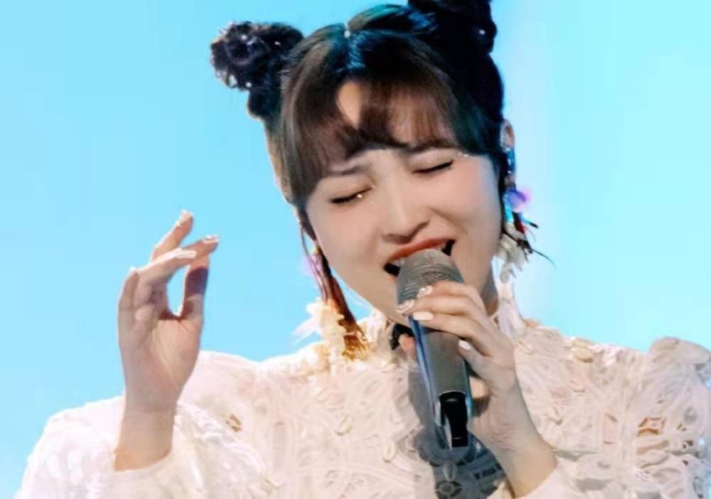 金莎冒充追求者给孟佳送玫瑰花娃娃，这是什么神仙友谊？