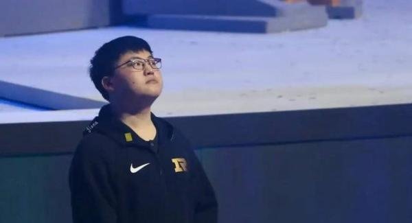 RNG名人堂升起Uzi战衣,迟来的退役仪式,复出之路却被堵死