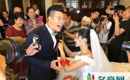 谢孟伟在家乡办婚礼 妻子颜值不输女明星