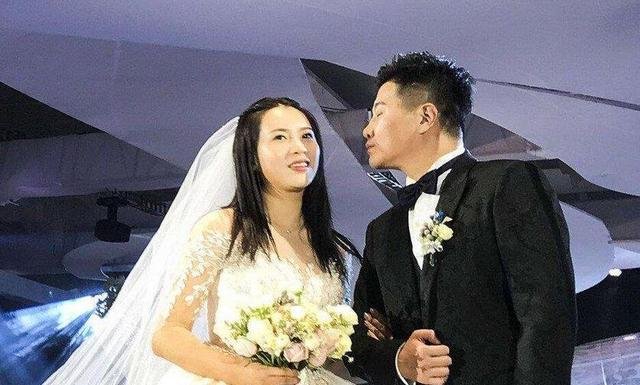 曾是顶级联赛第一射手,43岁李金羽娶漂亮妻子,近况如何?