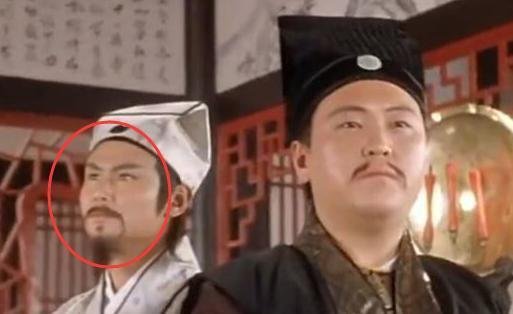 功夫明星刘家辉近照，面容憔悴靠轮椅走动，遭妻儿夺财产后抛弃