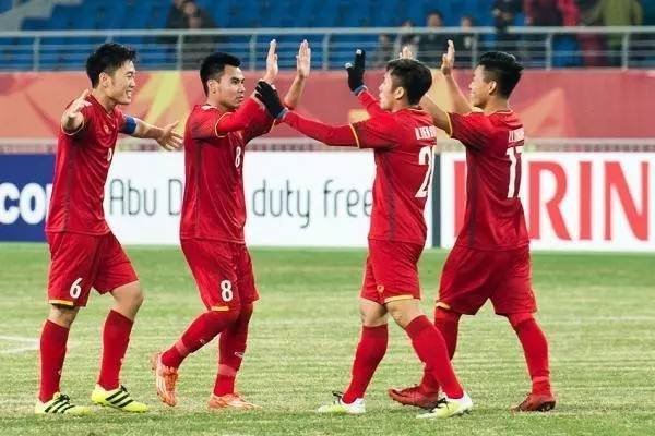 国足世界排名下跌两名,国足什么时候才能站起来?
