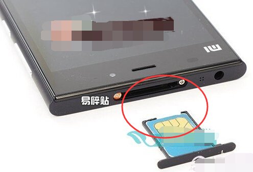 小米3把顶部取卡针的两粒螺丝取了之后还是拆不开机子啊。怎么在网上面的拆机图他们拆的那么顺利。