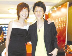 何炅老师终于公开了自己结婚多年的老婆,瞒了那么久,原来是她!她是谁?