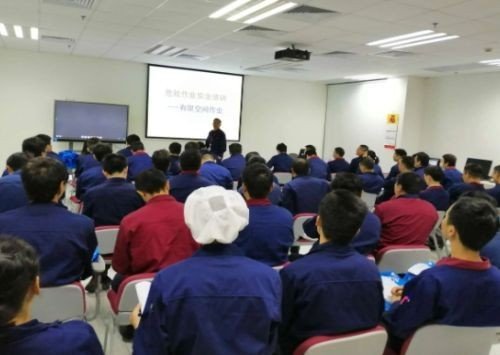 第一个是什么地带主要是主流媒体和网上正面力量构成的