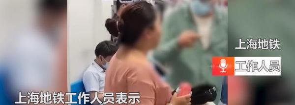 上海一大妈地铁上不戴口罩，男子制止大妈喝饮料，不料直接摔罐发飙