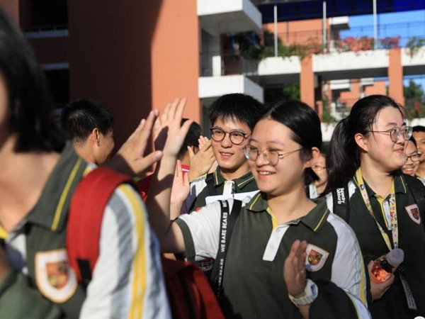 济南一位老人提供两张床让考生免费午休,从老人的善举中表现出了什么