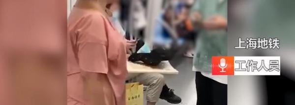 上海一大妈地铁上不戴口罩，男子制止大妈喝饮料，不料直接摔罐发飙