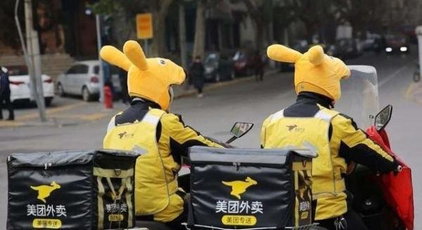 日本老年人徒步送外卖 网友：是饿死了么外卖么？