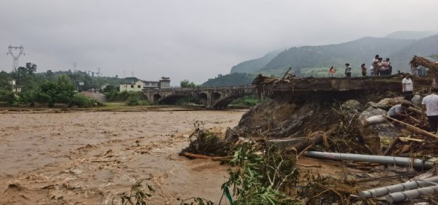 陕西洛南暴雨洪涝导致了多少人员伤亡和经济损失？