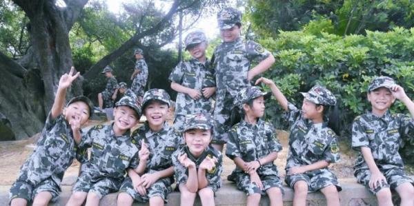 四川2小孩夏令营溜号被教官打20棍,家长不干了!网友却说打得好!