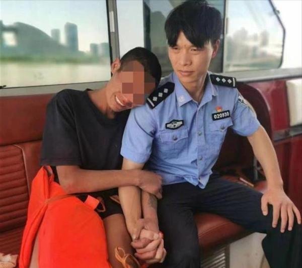 男子坠江爬上桥墩啃水草撑四五天 网友:他的人生经历了什么