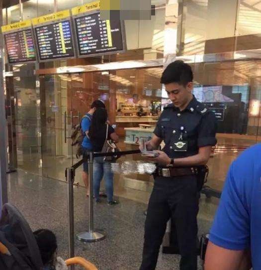 男子机场发飙用一沓钞票砸保安，最后下场如何？