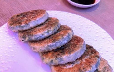 谷爱凌用钢琴即兴弹奏《冻馅饼之歌》,她的作曲水准如何?