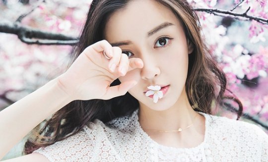 Angelababy被高管搂腰怼脸看，如此尴尬为何她还能保持微笑？