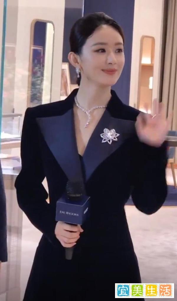 赵丽颖品牌活动,身穿深蓝色丝绒V领西装,霸总出街!