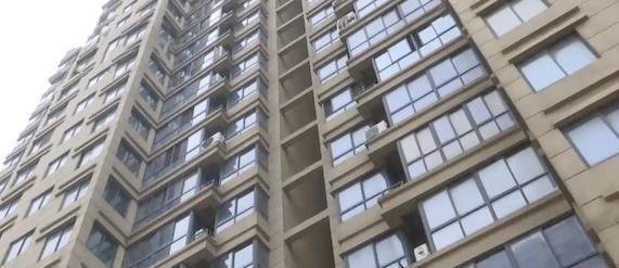 江苏南通一小区惊现高空坠物，从11楼掉下三把菜刀