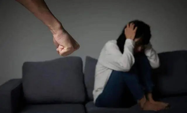 重庆一男子先打前妻又打儿子，家暴问题层出不穷，法律是怎样规范的？