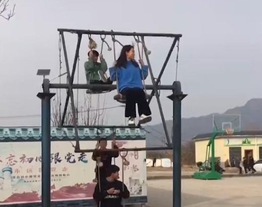 河南一村庄自制土味摩天轮,这类自制娱乐设施的安全是否可以得到保证?