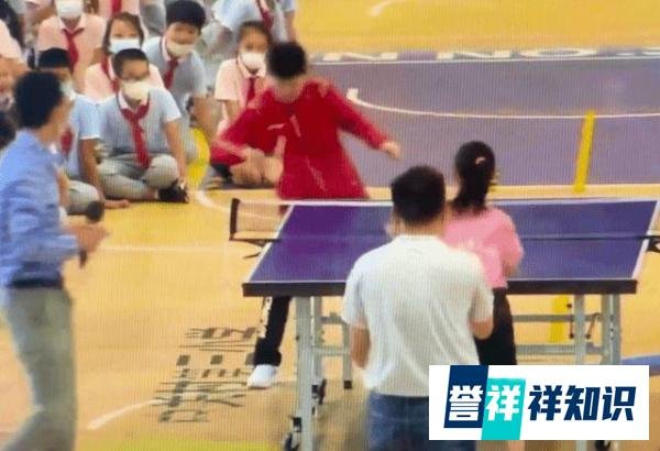 孙颖莎拿锅铲与小学生对打 这是咋情况？