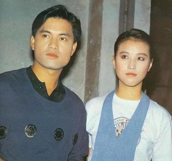 吕良伟携妻子漫步西湖,全程牵手宛如初恋,69岁酷似39岁羡煞旁人