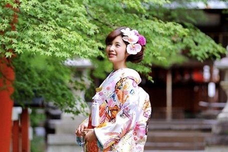 穿和服女子在军事基地旁拍照遭小伙怒斥，如何看待此事？