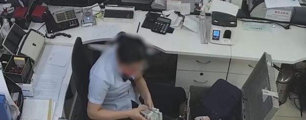 银行柜员误把50元当成5元，多给客户1万8被追回，离柜概不负责