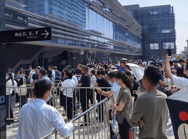 北京豪宅项目爆火,亿万富豪顶40度高温看房,仅茶水费就要160万