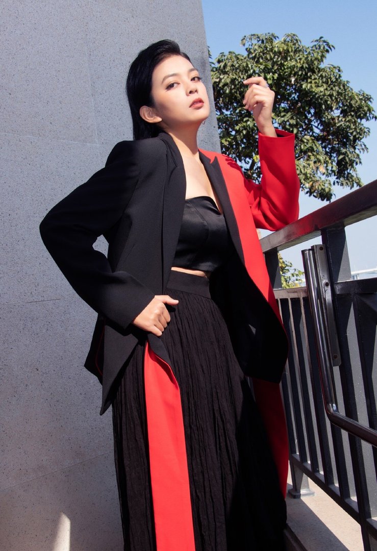 谈莉娜方回应穿的衣服是假货,具体是如何回应的?
