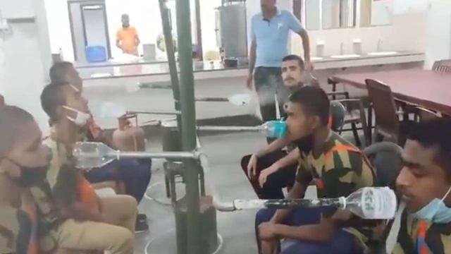 印度边防士兵吸高压锅蒸汽防治新冠，他们的心理是怎样的？