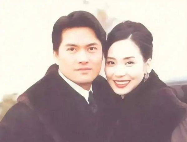 吕良伟携妻子漫步西湖,全程牵手宛如初恋,69岁酷似39岁羡煞旁人