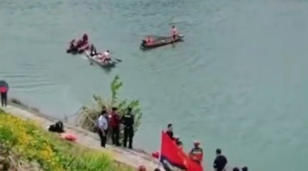 西安一对大学生情侣在嘉陵江拍照时溺水身亡，导致溺亡的真正原因是什么？