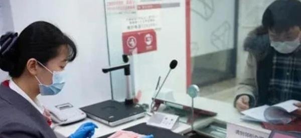 银行柜员误把50元当成5元，多给客户1万8被追回，离柜概不负责