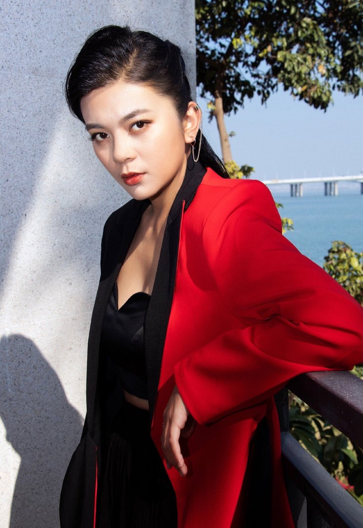 谈莉娜方回应穿的衣服是假货,具体是如何回应的?