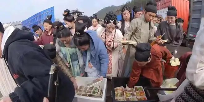 银行的行长退休后当群演4天赚1200！如何找当群演的工作？