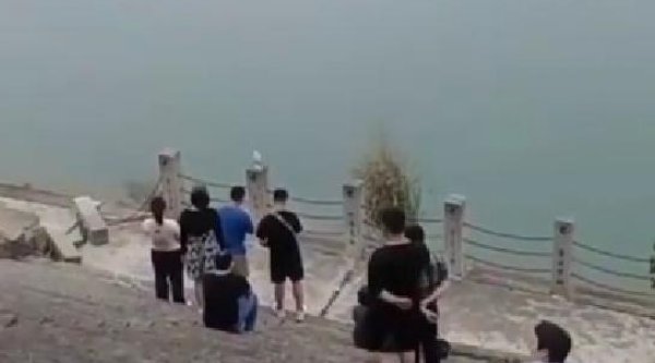 西安一对大学生情侣在嘉陵江拍照时溺水身亡，导致溺亡的真正原因是什么？