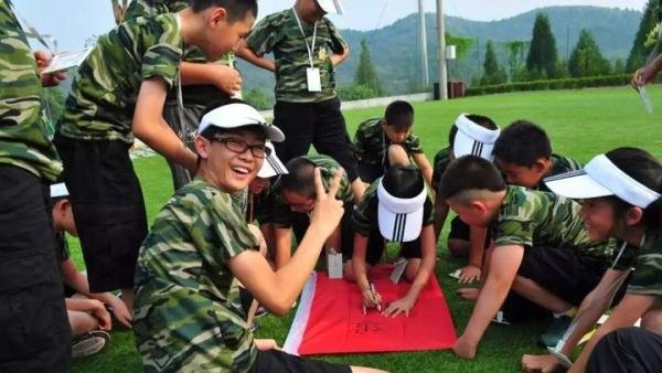 四川2小孩夏令营溜号被教官打20棍,家长不干了!网友却说打得好!