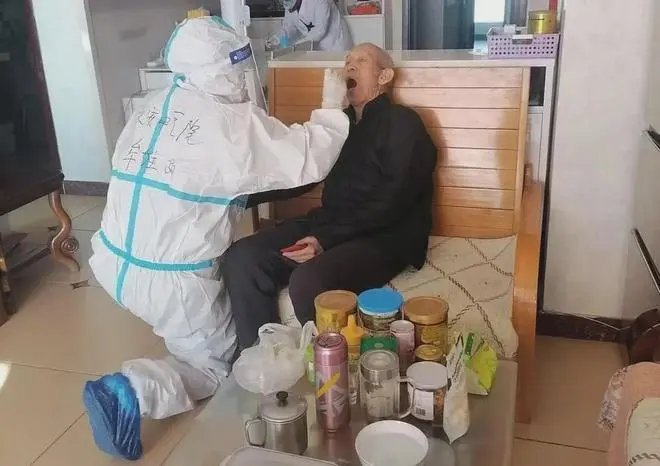 儿子抗疫去世40天，家人瞒80岁脑梗父亲，你遇到这种事会如何处理？