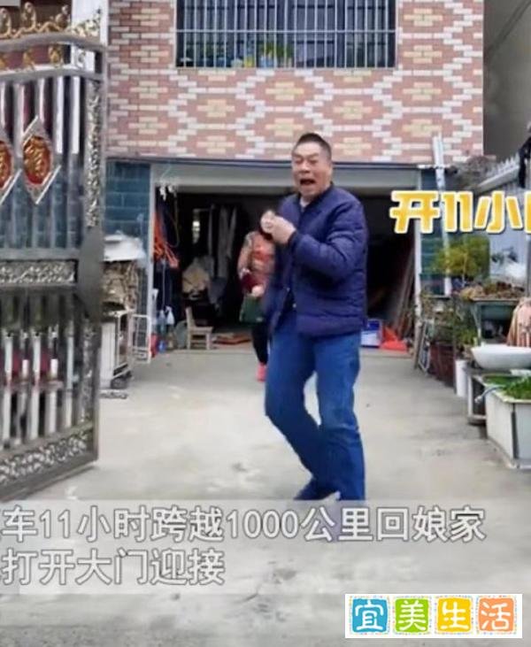 远嫁女儿开车11小时回娘家，刚到门口爸妈笑着迎接，见父母泪崩