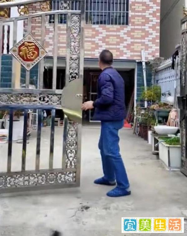 远嫁女儿开车11小时回娘家，刚到门口爸妈笑着迎接，见父母泪崩