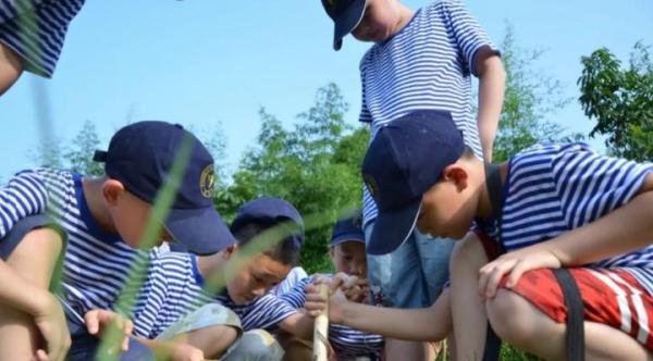 四川2小孩夏令营溜号被教官打20棍,家长不干了!网友却说打得好!