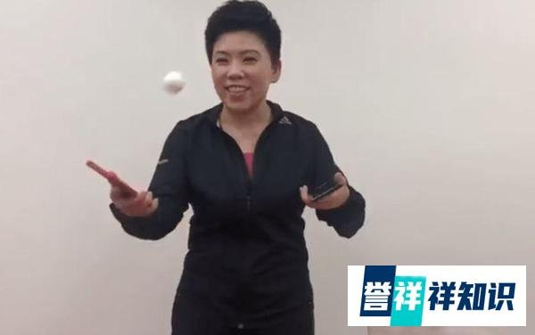 孙颖莎拿锅铲与小学生对打 这是咋情况？