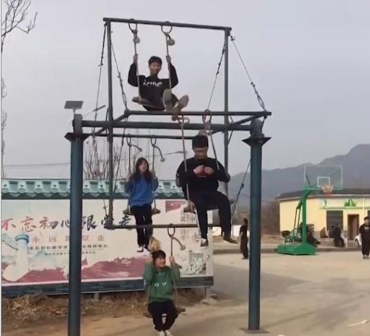 河南一村庄自制土味摩天轮,这类自制娱乐设施的安全是否可以得到保证?