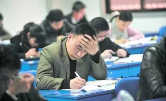 马上到考场 成考英语选择题怎么蒙题 我不会写。