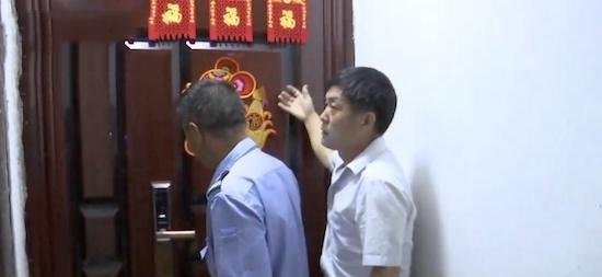江苏南通一小区惊现高空坠物,从11楼掉下三把菜刀