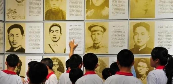 重庆一景点摆日军雕像,小男孩上去一顿狂扇耳光