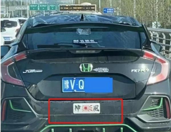 重庆一景点摆日军雕像,小男孩上去一顿狂扇耳光