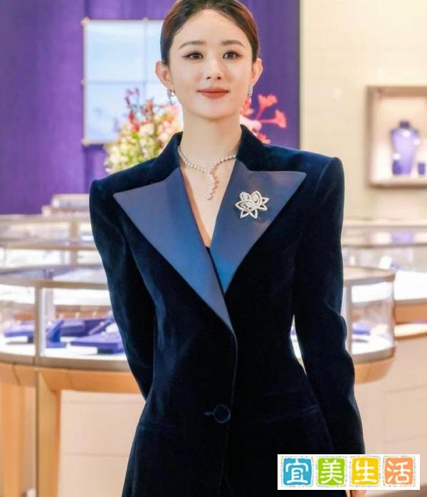 赵丽颖品牌活动,身穿深蓝色丝绒V领西装,霸总出街!