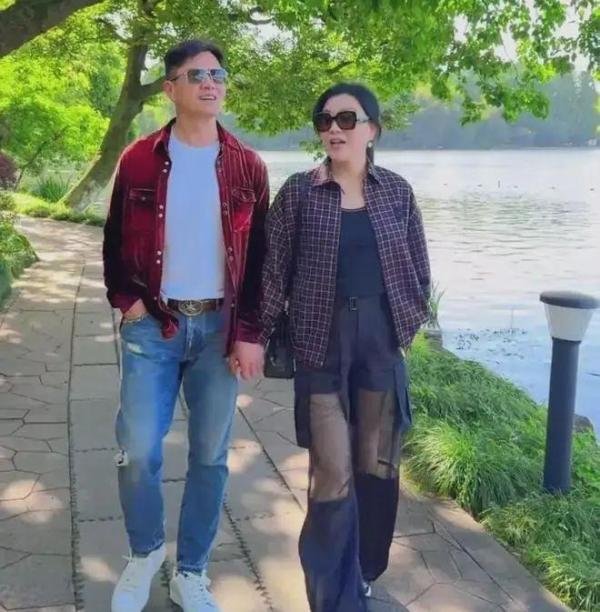 吕良伟携妻子漫步西湖,全程牵手宛如初恋,69岁酷似39岁羡煞旁人